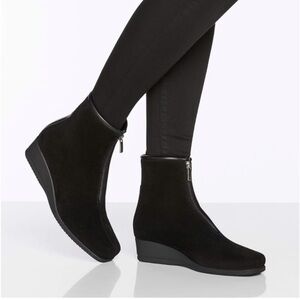 La Canadienne waterproof black suede zip up wedge boots 8.5